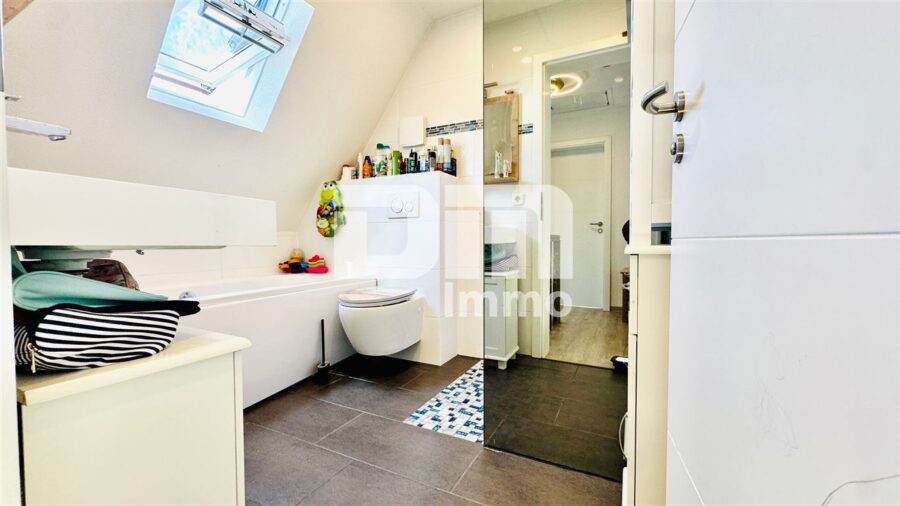 Kernsaniertes Einfamilienhaus mit Doppelgarage, großem Garten und Home-Office-Oase - OG / DG Bad / Dusche / Wanne
